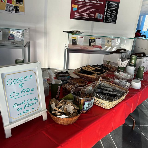 Table with coffee and cookies 